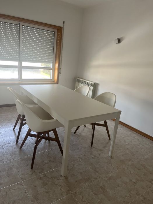 Mesa de jantar com quatro cadeiras