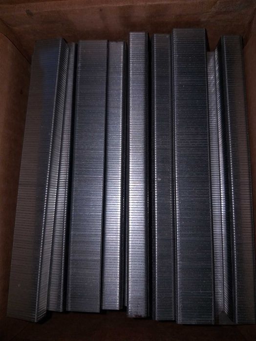 Скоба металева та заготовки з дерева