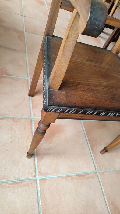 Cadeirão antigo de madeira