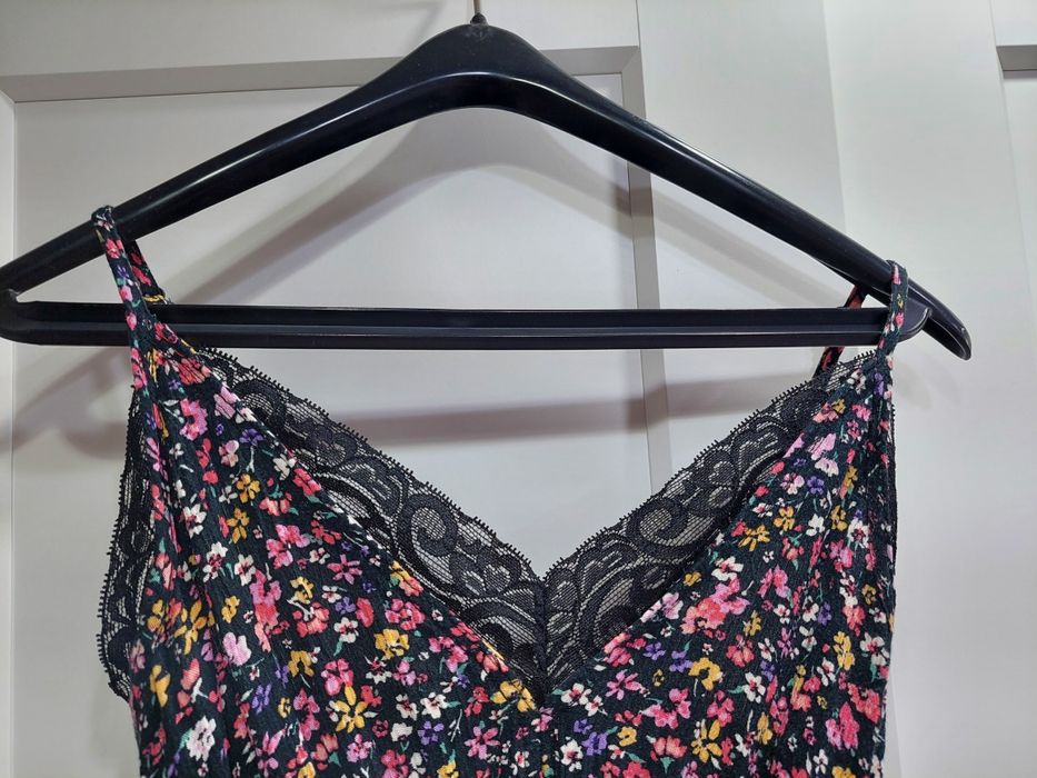 Długa letnia sukienka wykończona koronką rozmiar M