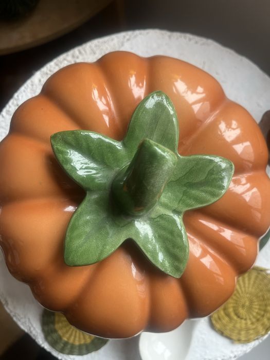 Tigela de abóbora em cerâmica com tampa e colher