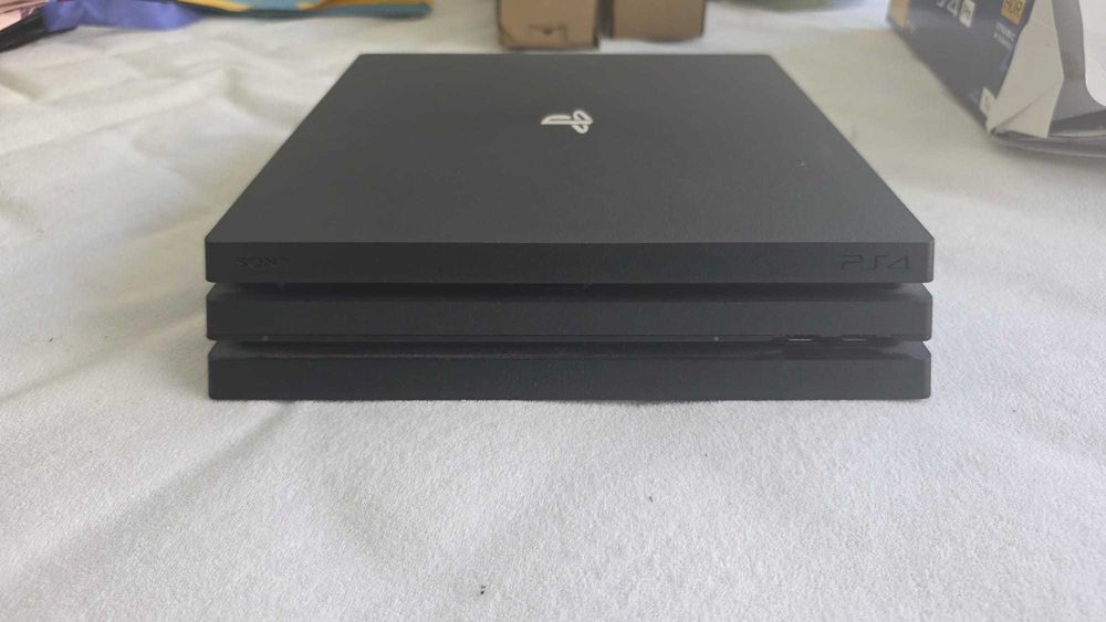 PlayStation 4 Pro 1TB + Caixa original + 2 Comandos + Jogo