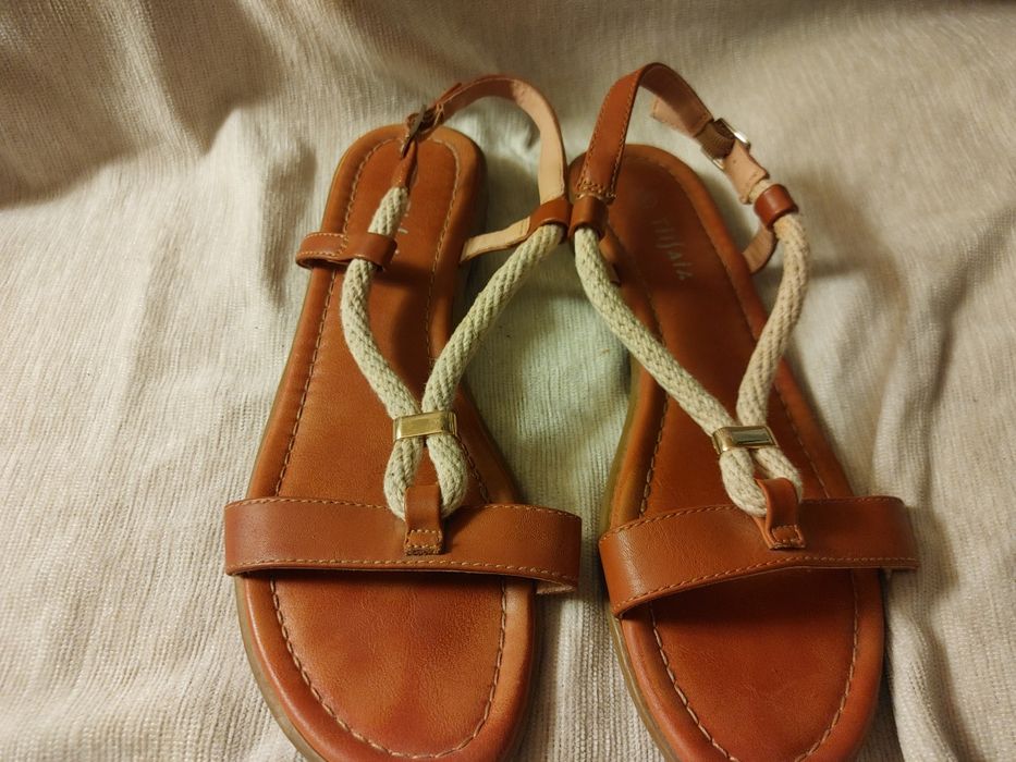 Sandálias rasas com tiras