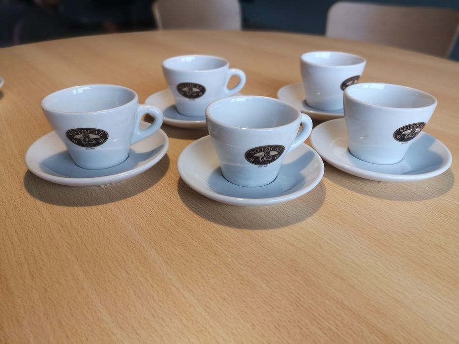 5 Chávenas e Pires De Meia de Leite