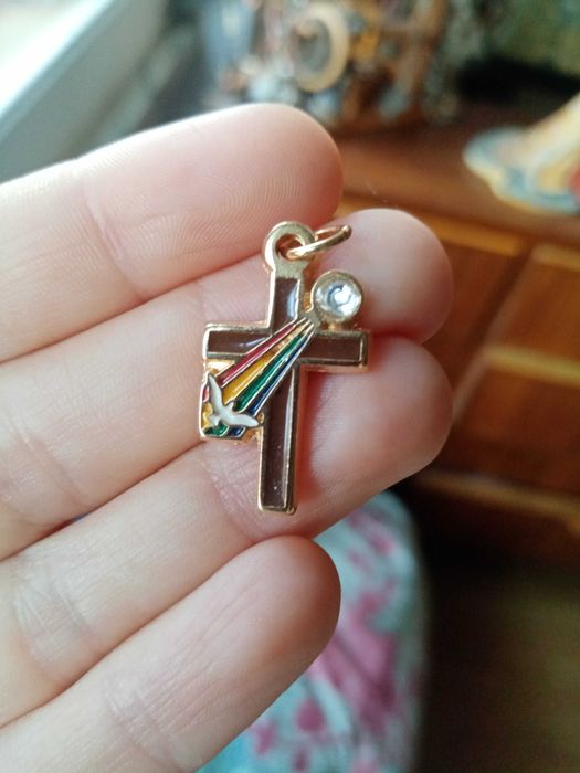 Pendente cruz dourado e vermelho com pomba branca e arco-irís