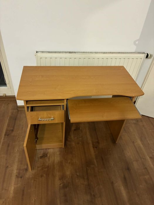 Biurko w drewnianym kolorze używane