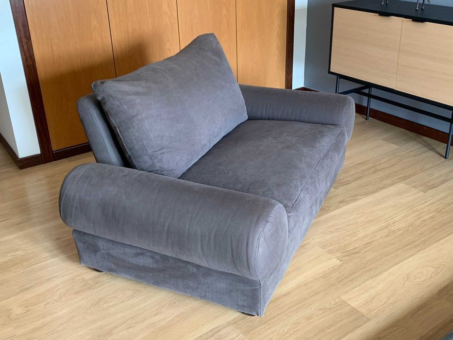 Poltrona, sofá de corpo e meio com pousa pés.