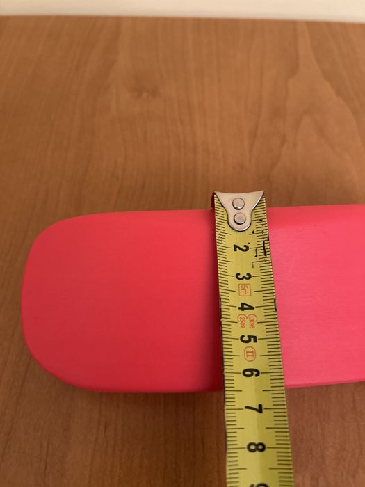 Etui na okulary w malinowy kolorze