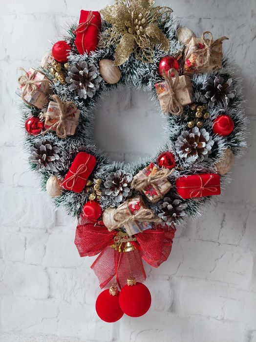 Świąteczny wianek na drzwi. Wieniec bożonarodzeniowy. Handmade