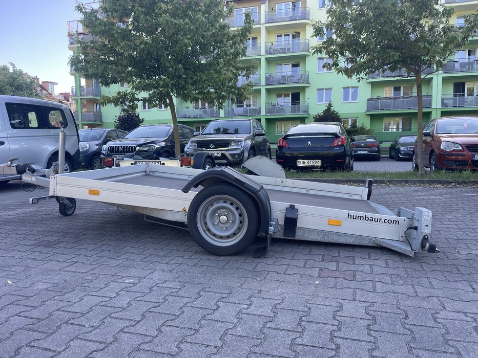 Przyczepa Humbaur do przewożenia motocykli, quadów lub małych samochodów typu Smart.