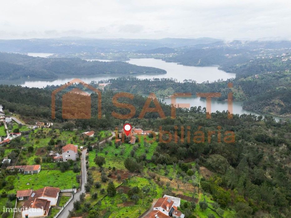 Moradia para recuperar, junto ao Rio