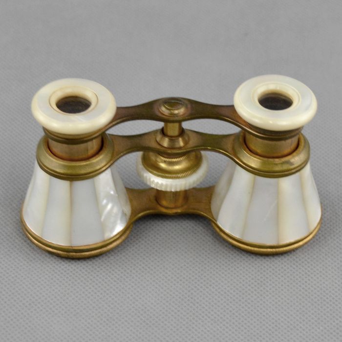 Binóculos em madrepérola e metal dourado com estojo original séc. XIX