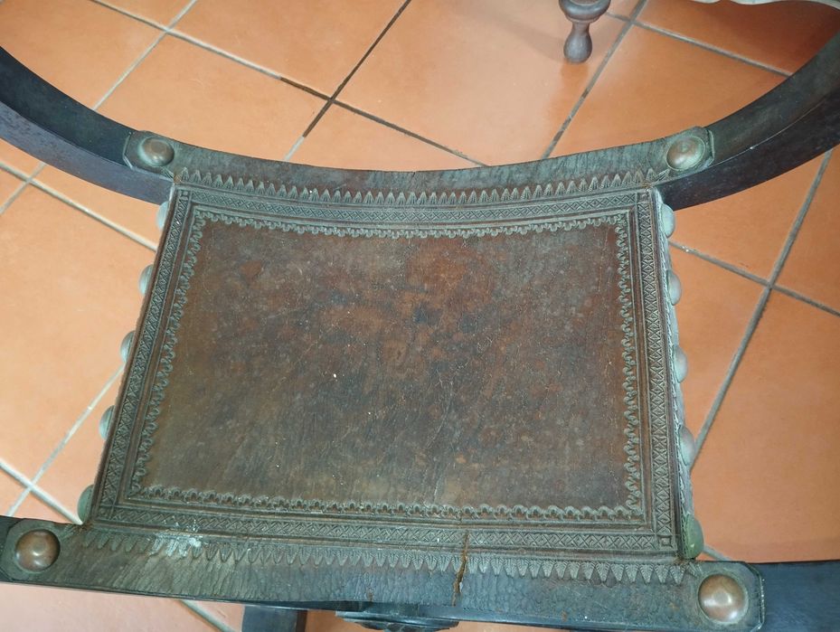 Cadeira de braços estilo “Savonarola” Antiga