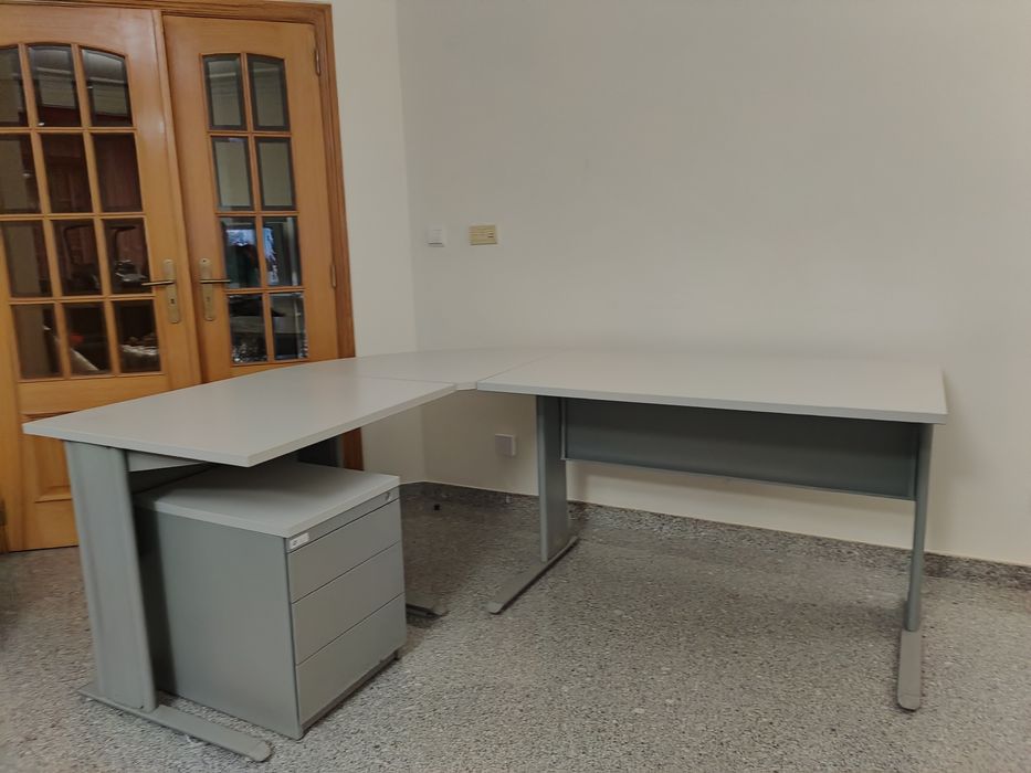 Secretária cinzento usada64741036636035121