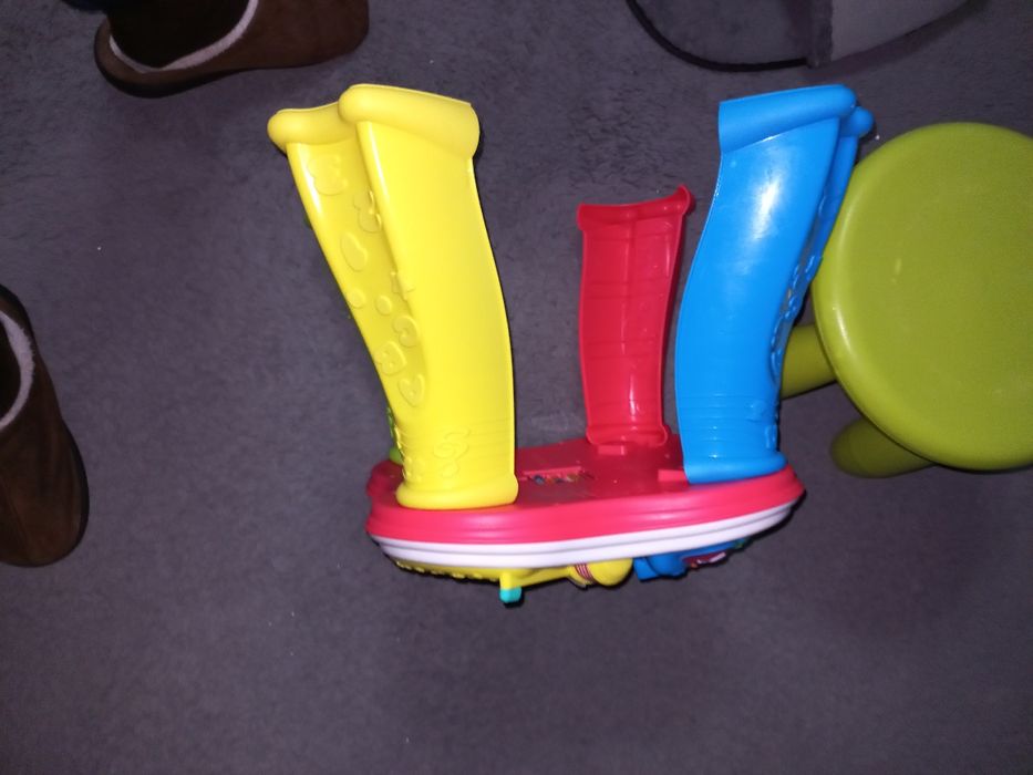 Mesa de atividades com banco