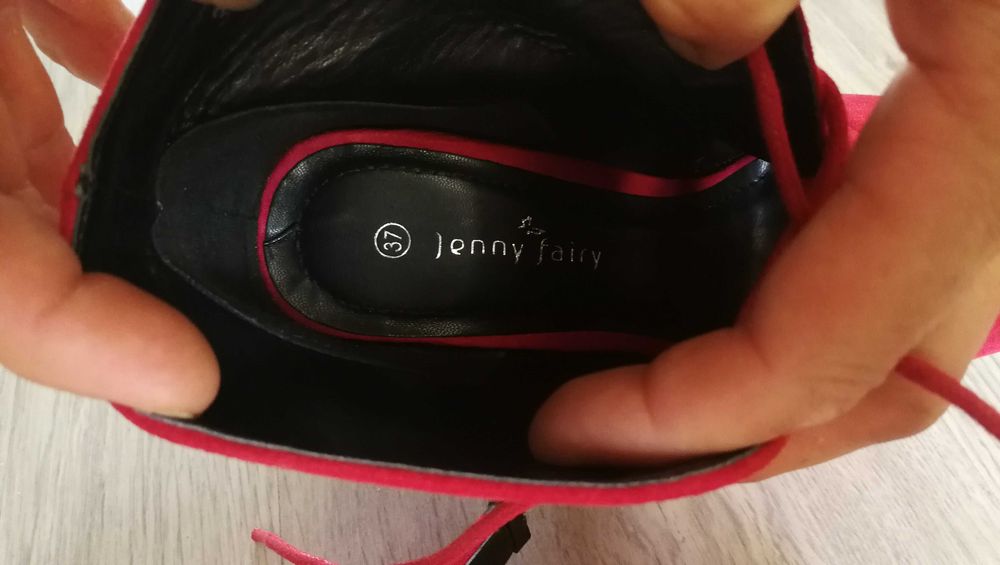 Buty damskie na obcasie.