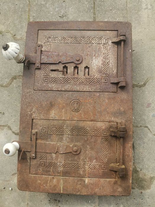 Stare podwójne drzwiczki do pieca