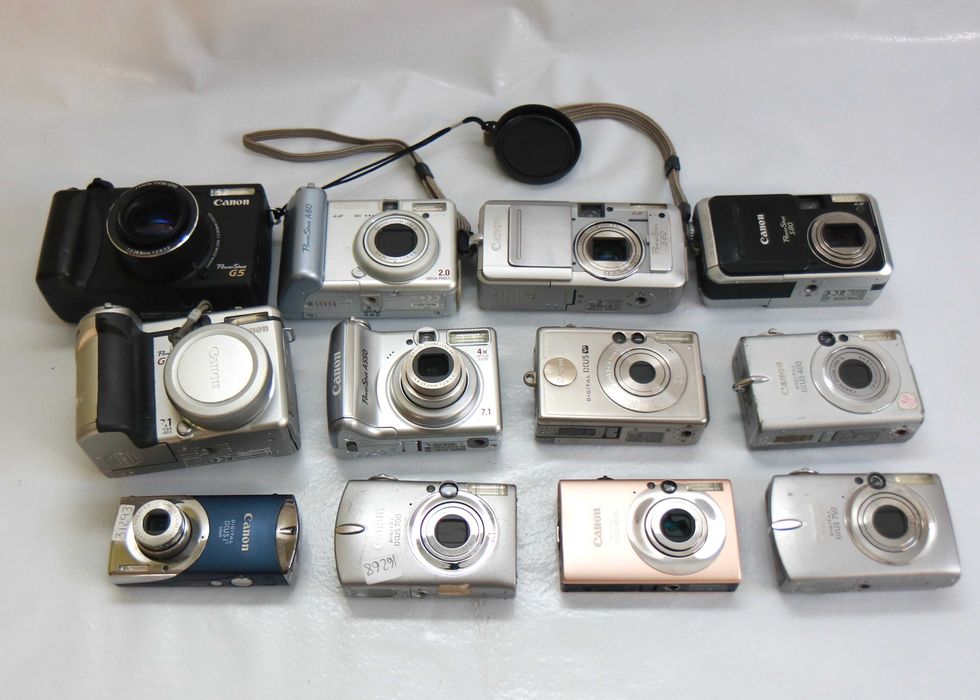 12 máquinas fotográficas compactas avariadas