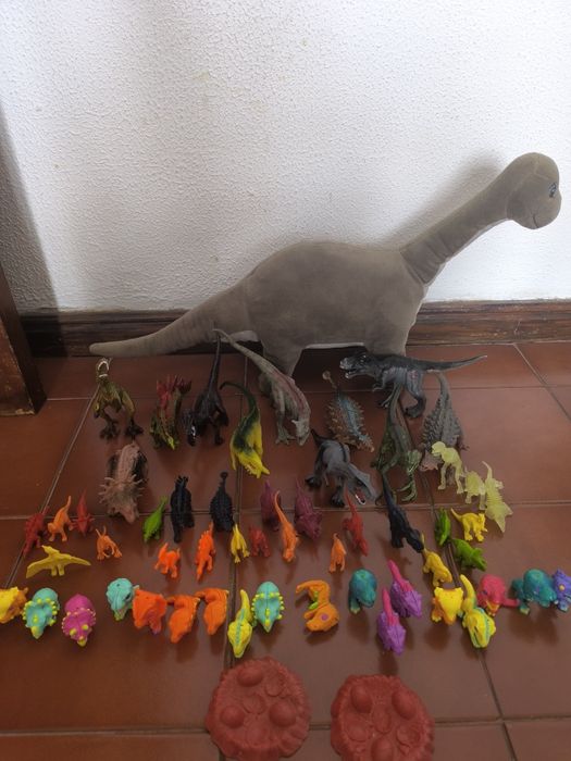 Vendo lote de dinossauros de brinquedo usados.
