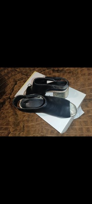 Продам в хорошому состояні босоніжки купляла за 2000 продам 1600