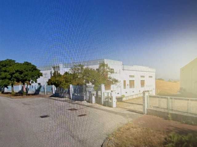 Pavilhão Industrial / Nave de 2 Pisos com Escritórios – Antigas Instalações Goucam (CB)