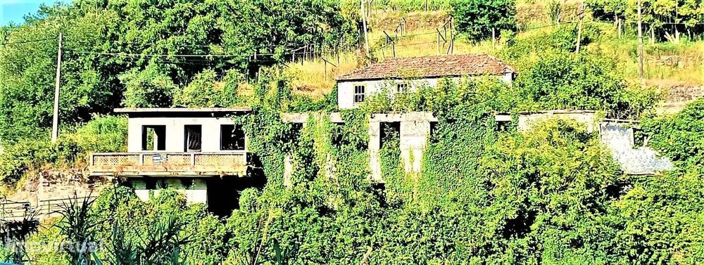 Grande moradia em ruina com terreno junto ao ribeiro, para reconstruçã