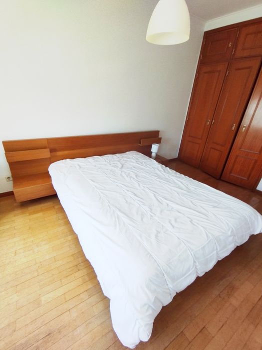 Vendo Cama Casal com mesas de cabeceira e estrado incluídos