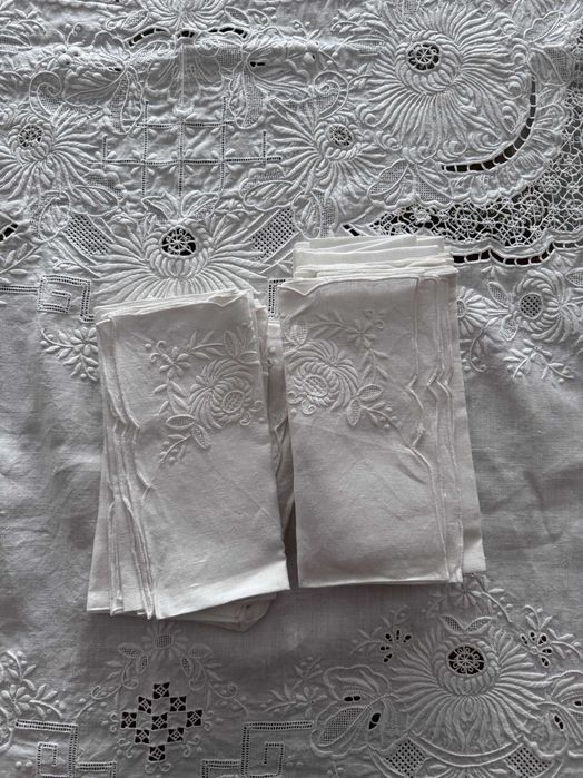 Toalha antiga Bordado Madeira com 12 guardanapos – 250 × 164 cm