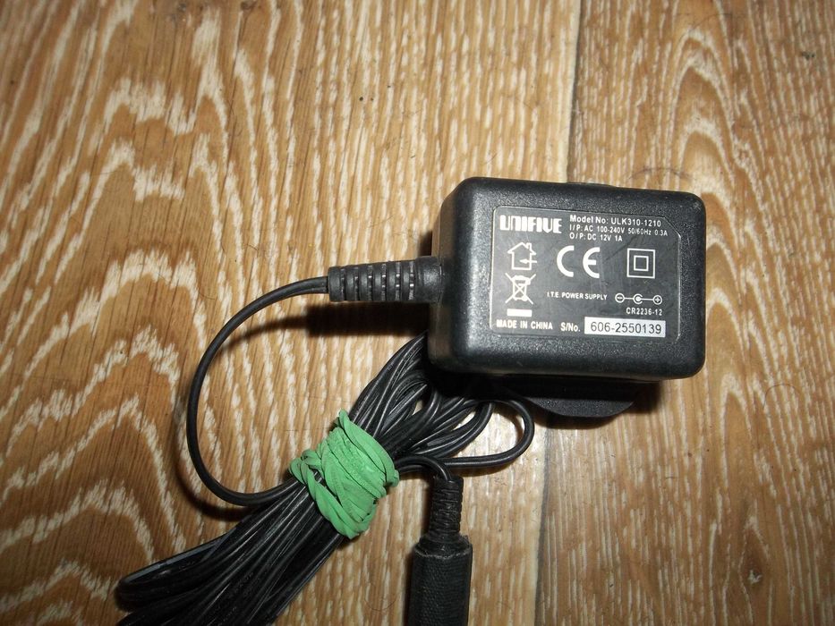 Блоки питания 12 v .английская вилка. Дешево.