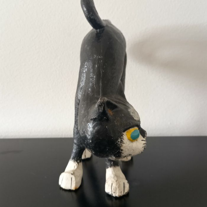 Gato em ferro fundido