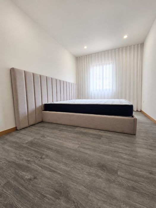 Cama estofada alongada