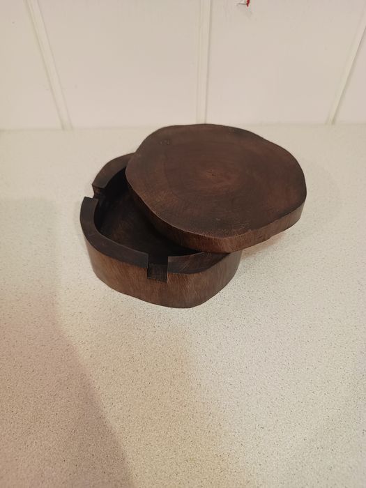 Drewniana popielniczka z pokrywką