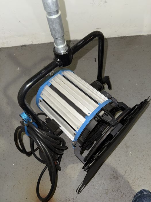 Lampa żarowa filmowa Arri 2kw + zapasowa żarówka