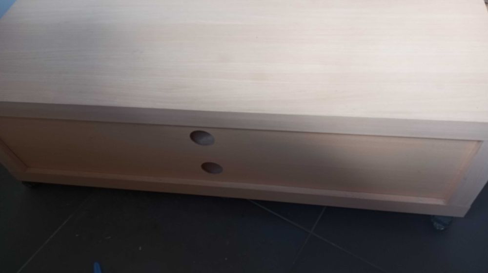 Móvel TV bastante prático com rodízios