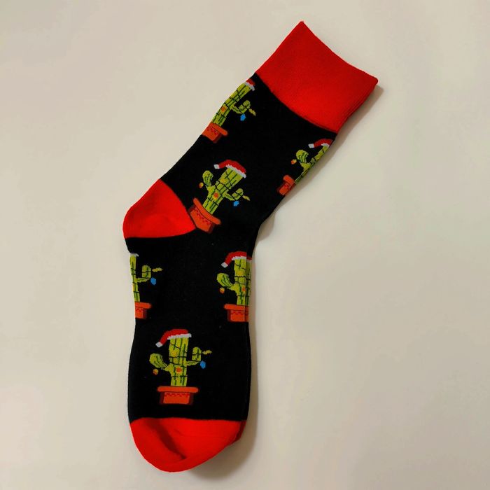 Świąteczne skarpetki z kaktusem w mikołajowej czapce - Idealny pomysł