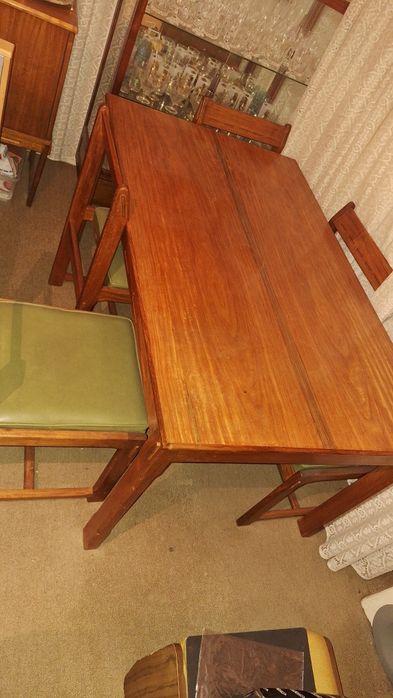 Mesa com 6 cadeiras e 1 comodo para louça