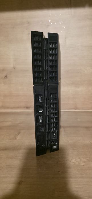 „PS4 FAT 500 GB + 3 pady, świeżo czyszczona, opcja SSD”.