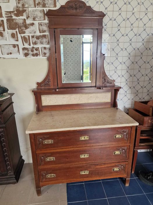 Móvel antigo tipo cómoda