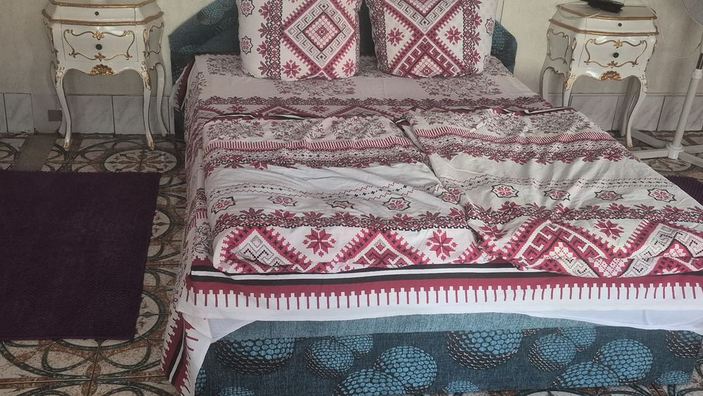 Двухмісне велике ліжко