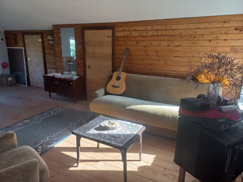 Будиночок коли лісу  та недалеко річка і св.джерело