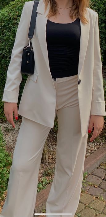 Брючний беживий костюм