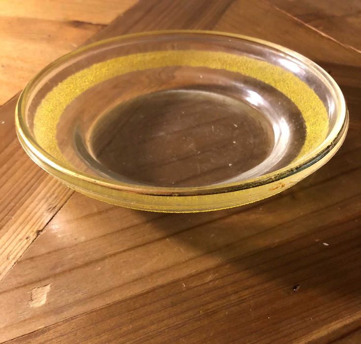 Prato em vidro com aro dourado e faixa amarela