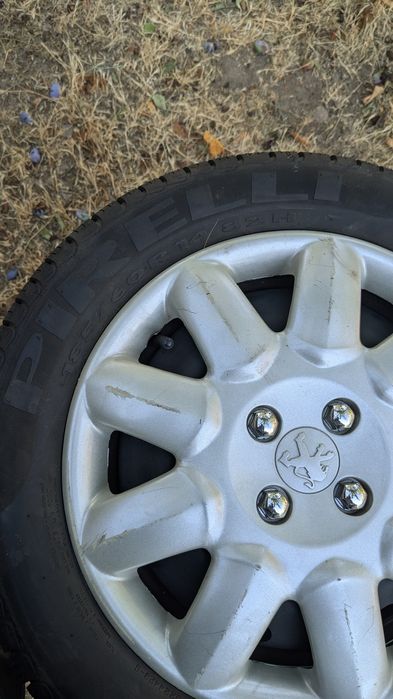 Резина Pirelli r14 комплект с дисками и  колпаками в отличном состояни