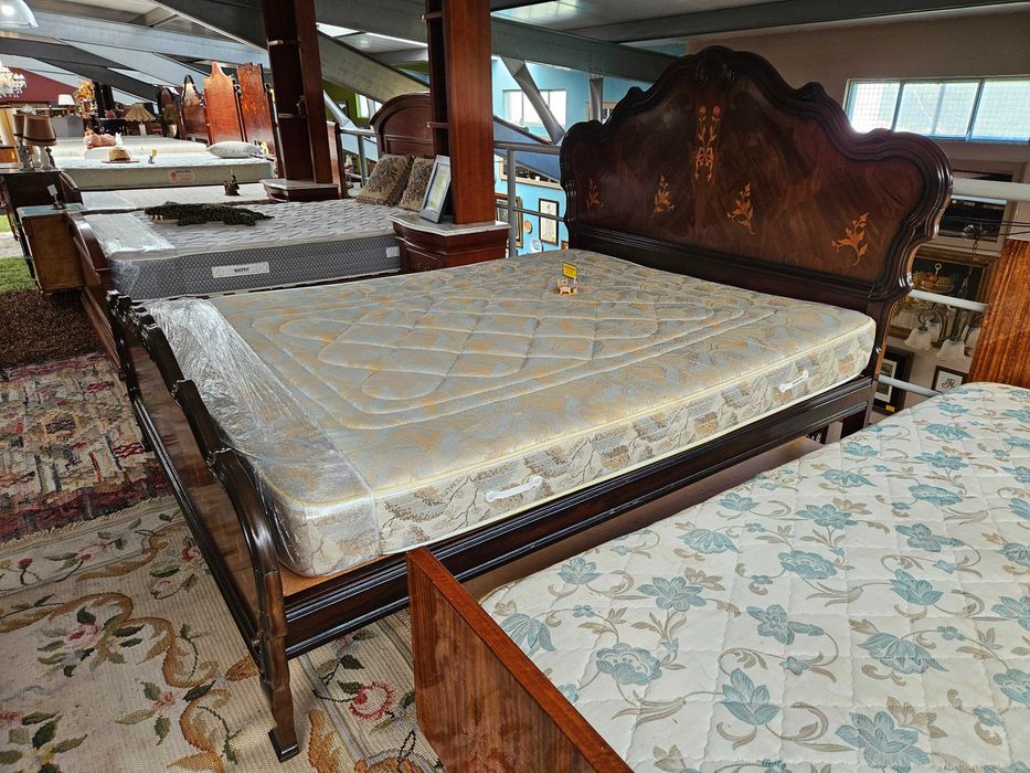 Excelente cama com estrado e colchão - Bom estado geral