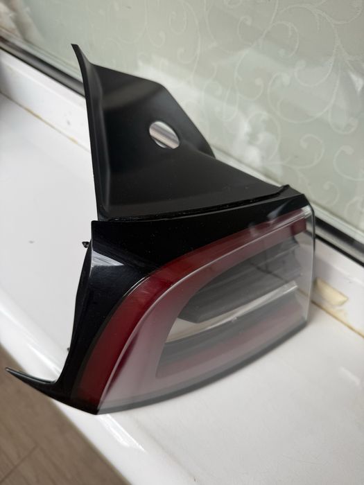 Продам задній лівий ліхтар на tesla model 3 2018