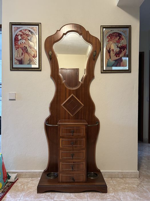 Bengaleiro em Madeira com Espelho