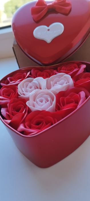 Набір з Мильних Троянд у Подарунковій коробці