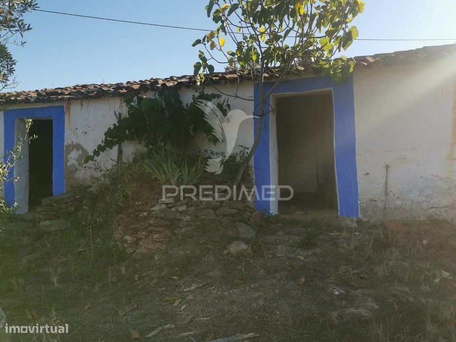 Ruina  com a pocibilidade de constroção de 2000 m2