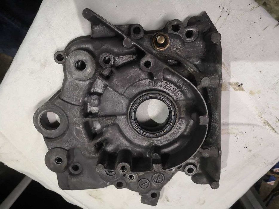 Насос масляный Audi 100 A6 C4 2.6 2.8 V6 078115109J