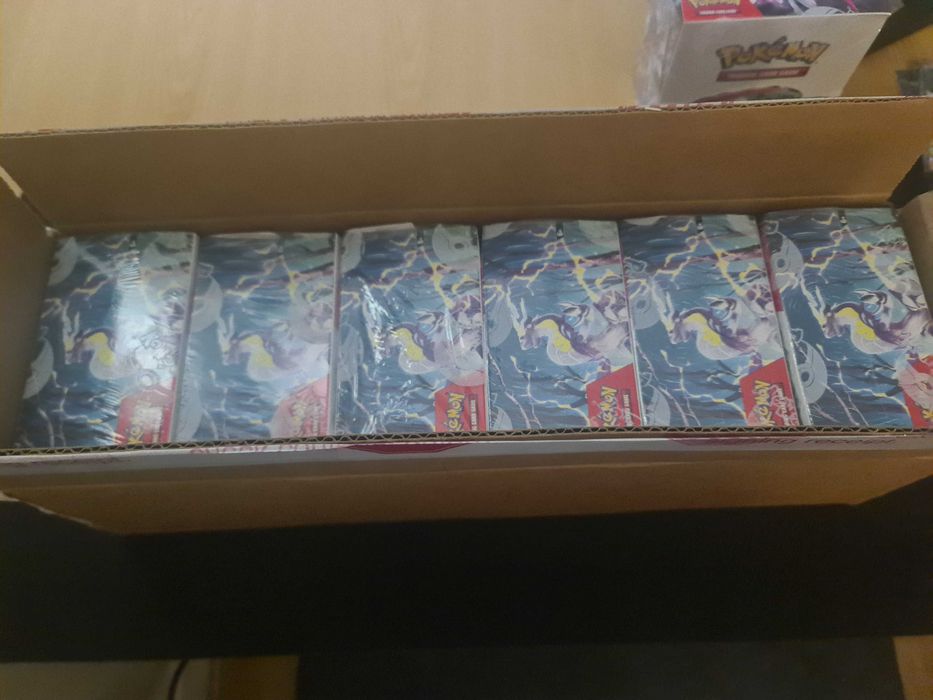 Pokémon TCG — Boosters & Booster Boxes Selados (Vários Sets)